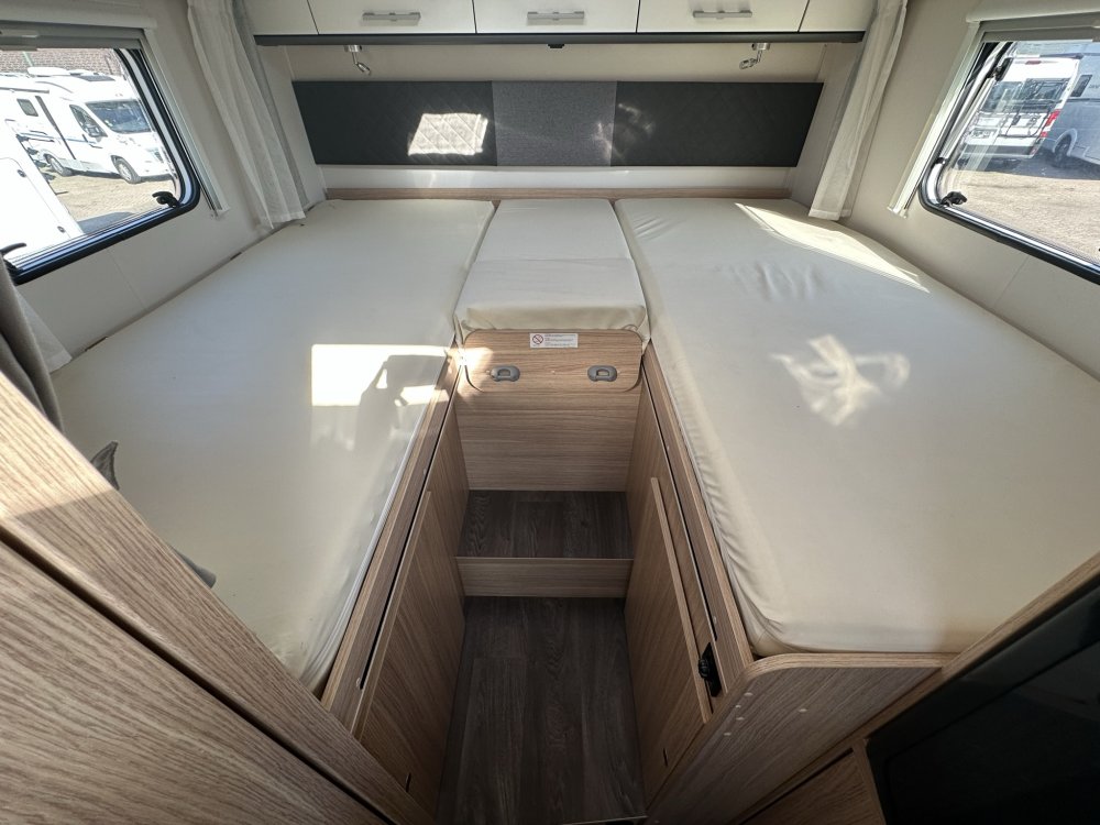 Sunlight T67, bed open