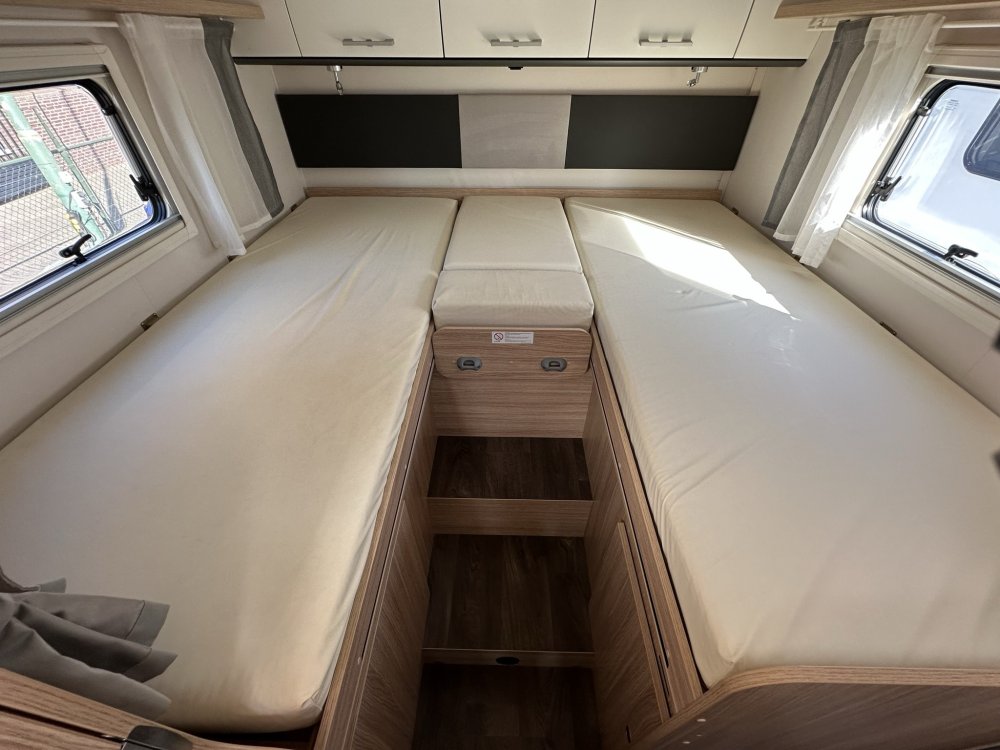 Sunlight T68, bed open