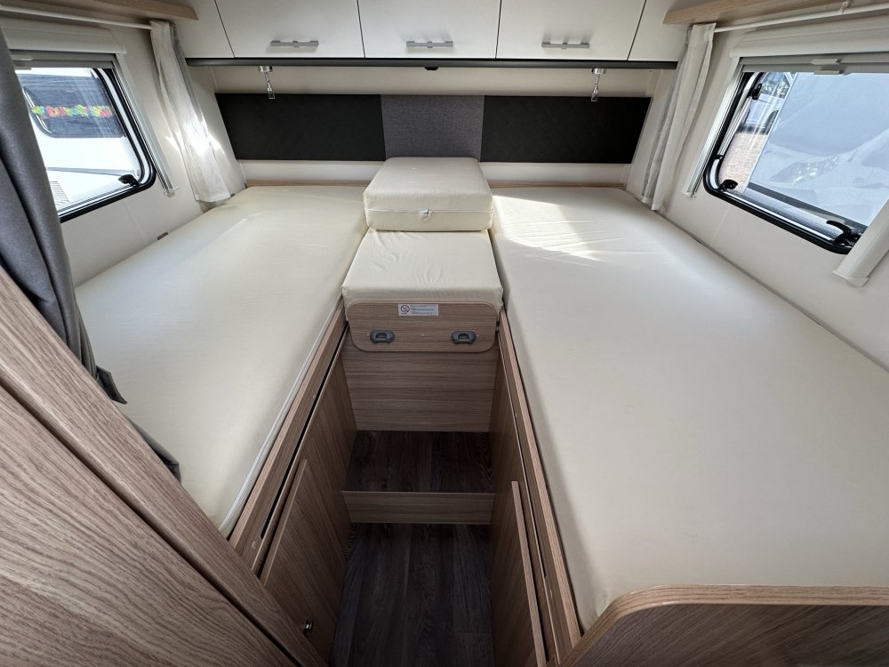 Sunlight T67S, bed open