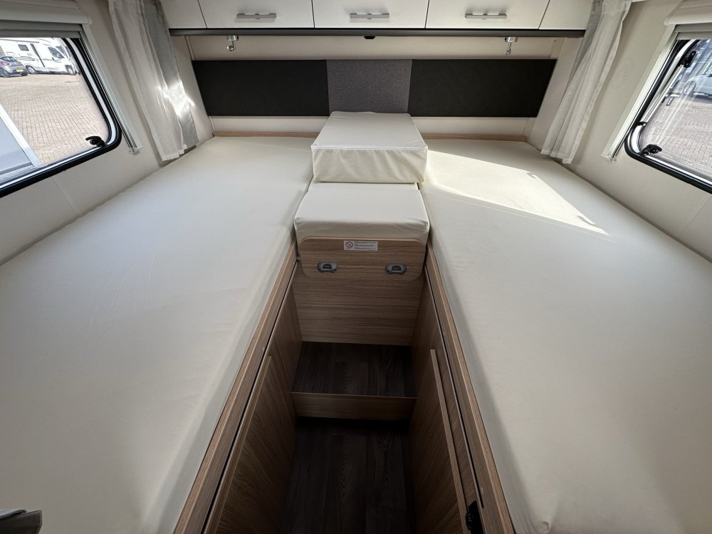 Sunlight T67, bed open