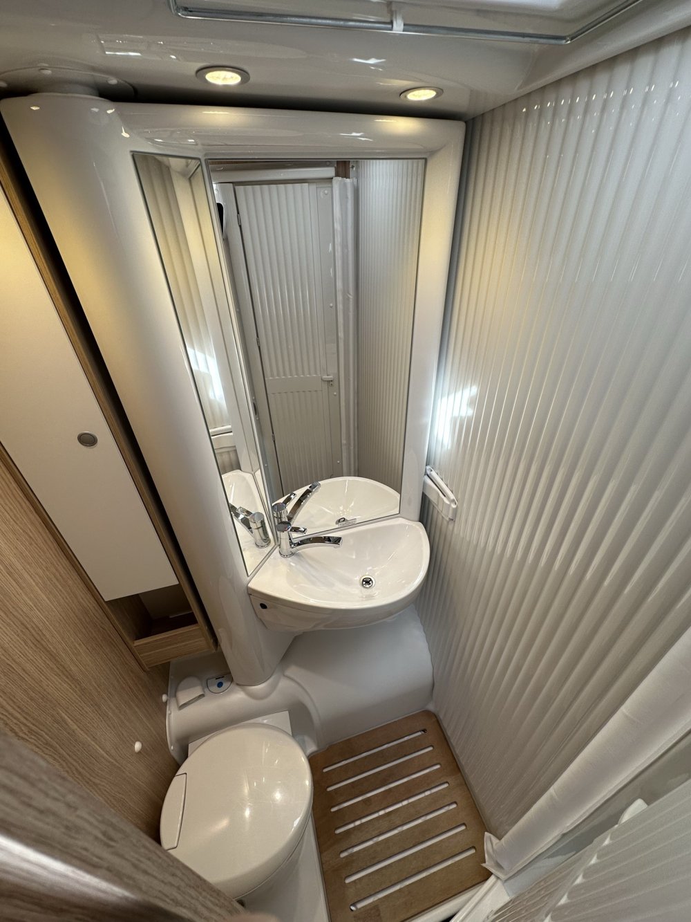 Sunlight T67, toilet