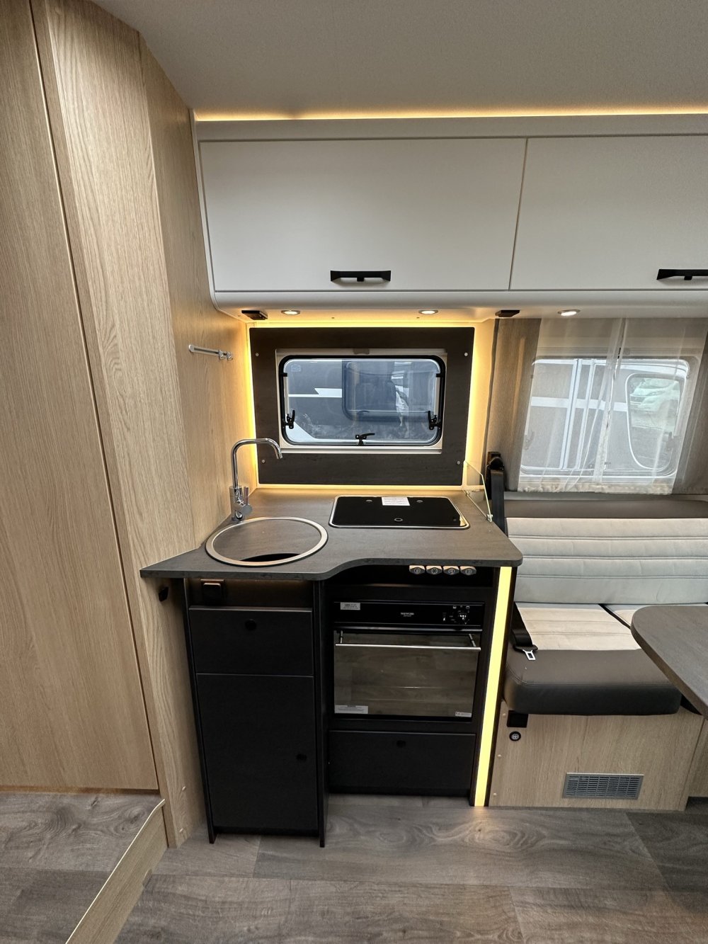 Sunlight T69LC, 2p, keuken