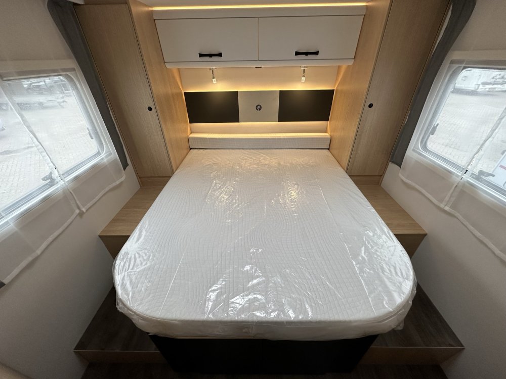 Sunlight T69LC, 2p, bed