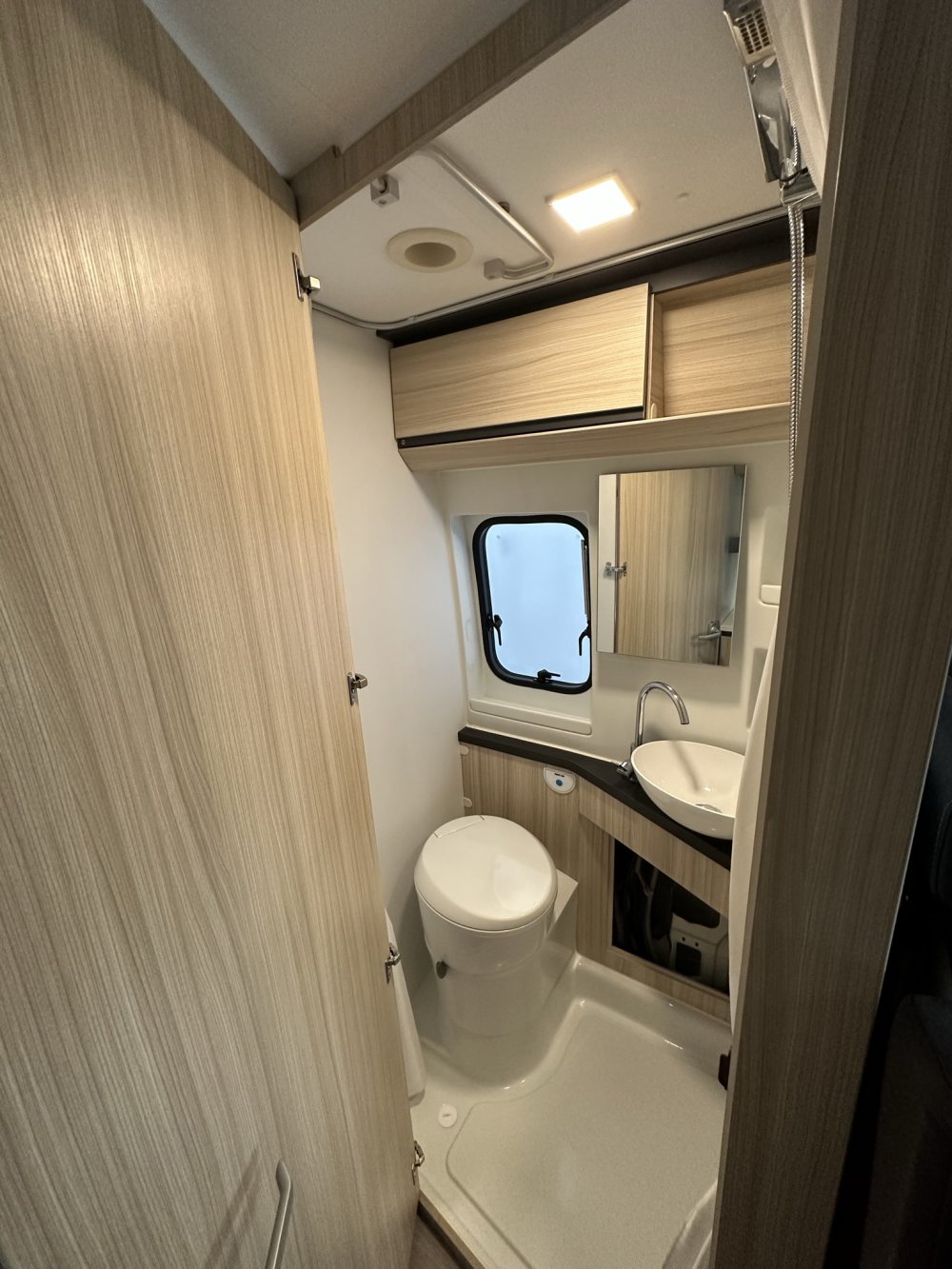 Adria buscamper, badkamer