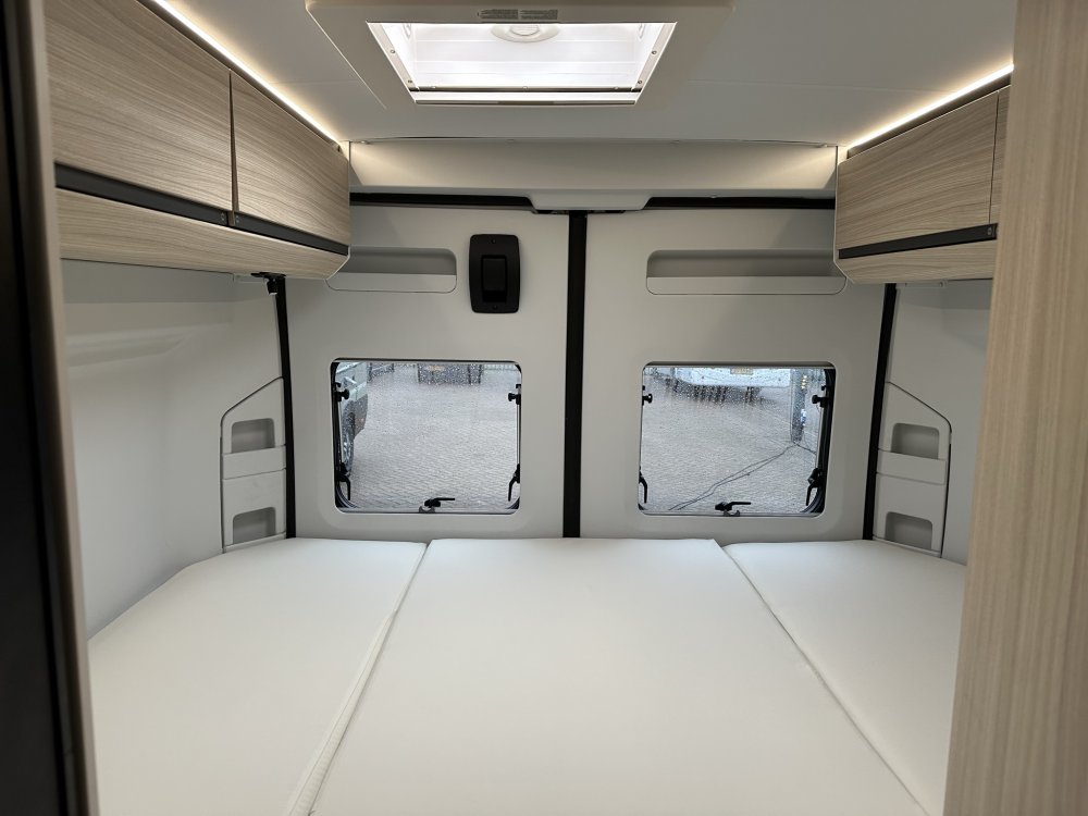 Adria buscamper, bed