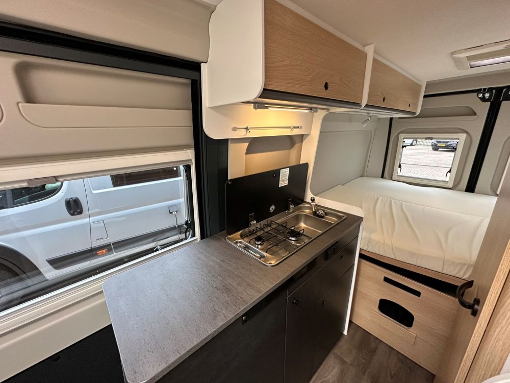 Sunlight Cliff 600AE, buscamper-2p, keuken
