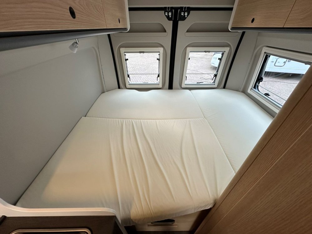 Sunlight Cliff 600AE, buscamper-2p, bed