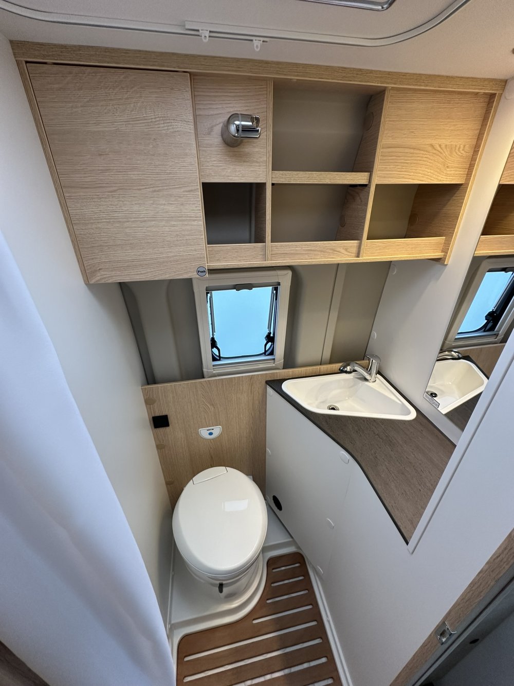 Sunlight Cliff 600AE, buscamper-2p, badkamer