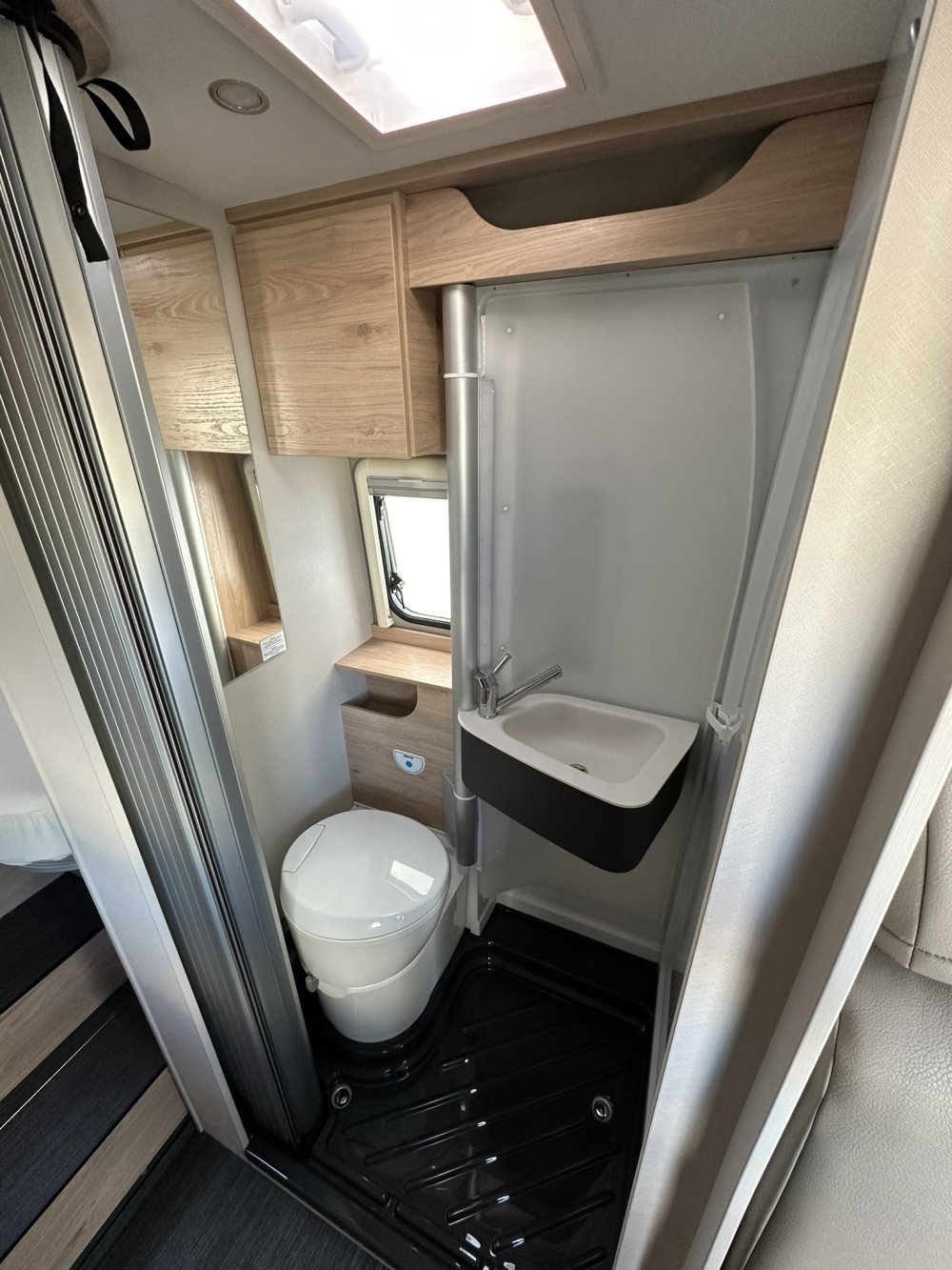 Dethleffs Globetrail 640ES, toilet