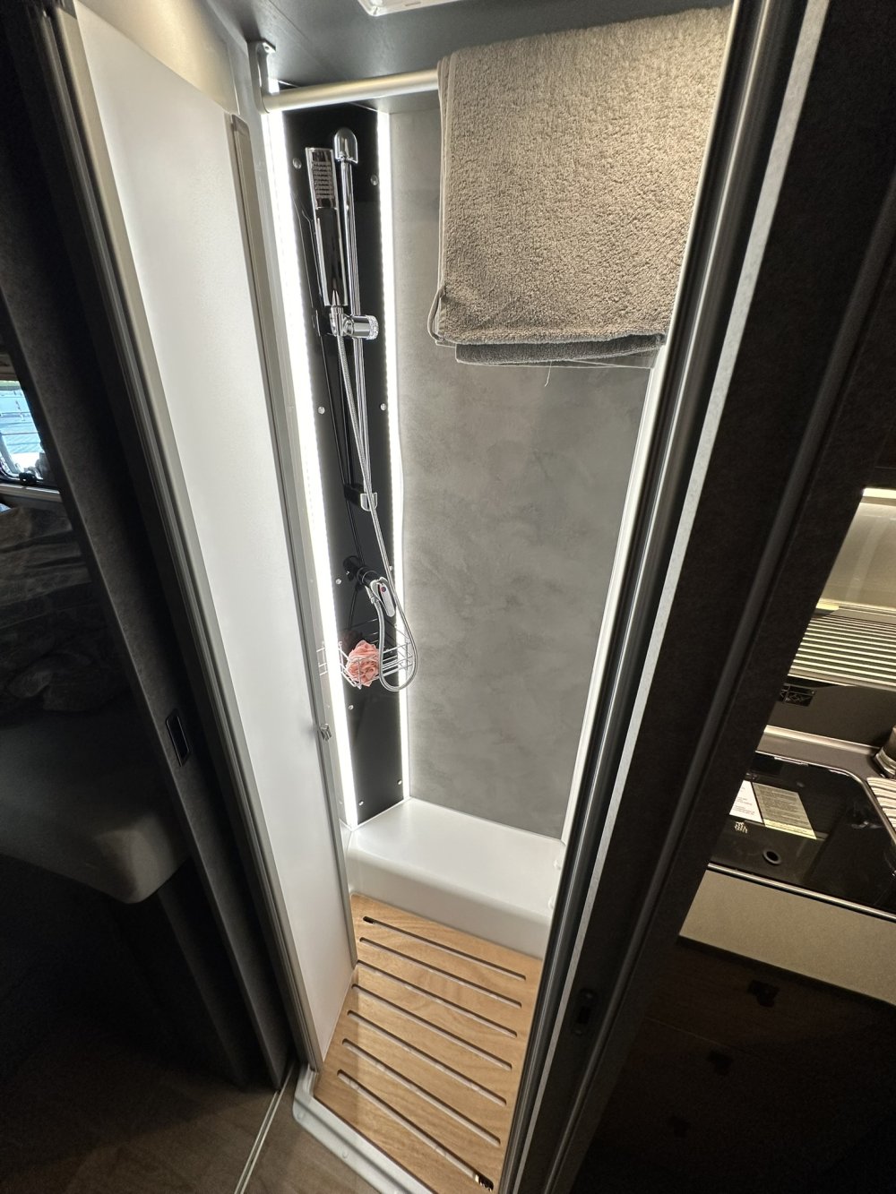 Dethleffs T7057 EB, douche