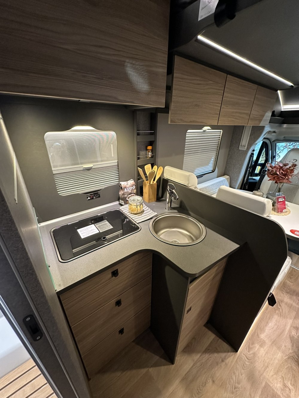 Dethleffs T7057 EB, keuken