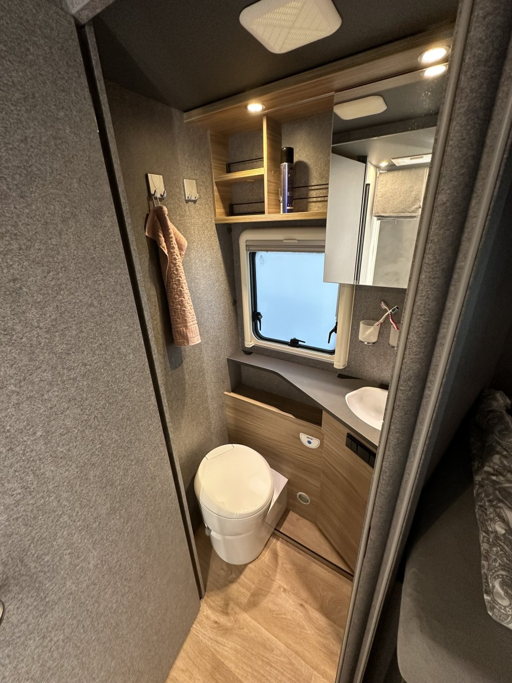 Dethleffs T7057 EB, toilet