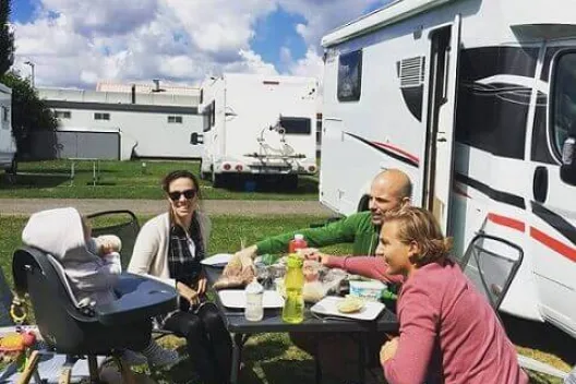 Baby in camper slapen