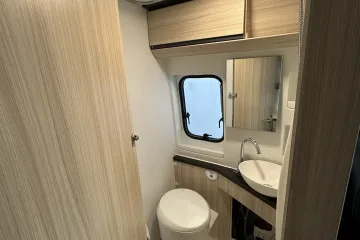 Adria buscamper, badkamer
