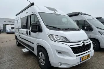 Adria buscamper, zijkant