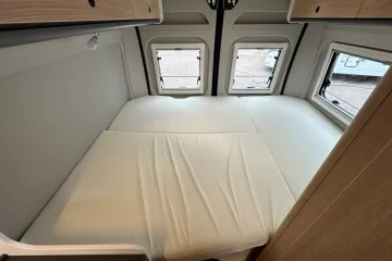 Sunlight Cliff 600AE, buscamper-2p, bed